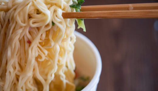 【神アイテム】海外旅行に「折りたたみ電気ケトル」を持って行くべき理由｜カップ麺＆ご飯が救いになる！